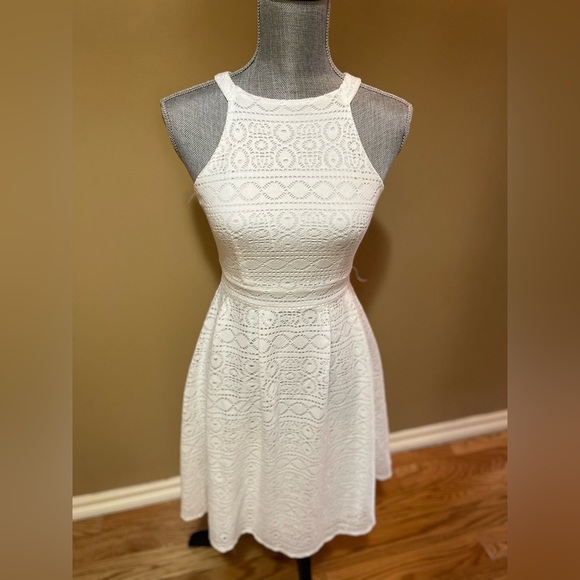 Le Chateau Dress - Picture 2 of 9